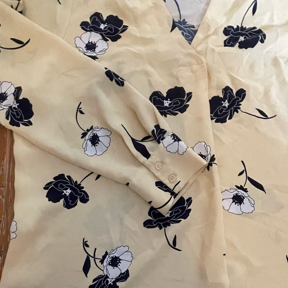 Long-sleeve Floral Blouse - Picture 2 of 4